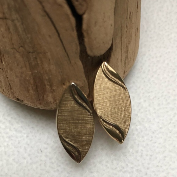 Vintage Sophisticated Gold Cuff Links - Picture 1 of 6